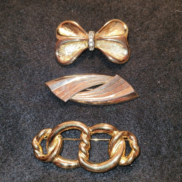 Vintage Jewelry - Vintage Lot Brooches:Brushed Gold-tone Bow with Crystals, Love Knot, Retro Swirl